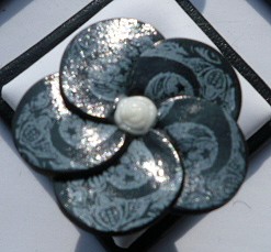 bague fleur noire et blanche