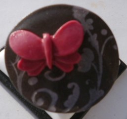 bague ronde marron et papillon rose