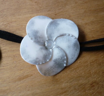 collier gris, rayé noir