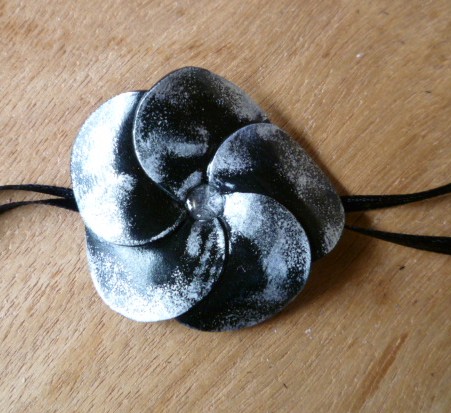 collier fleur noir motif argent