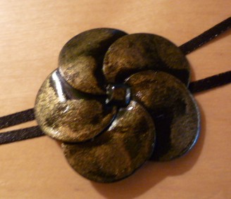 collier fleur noire et dorée