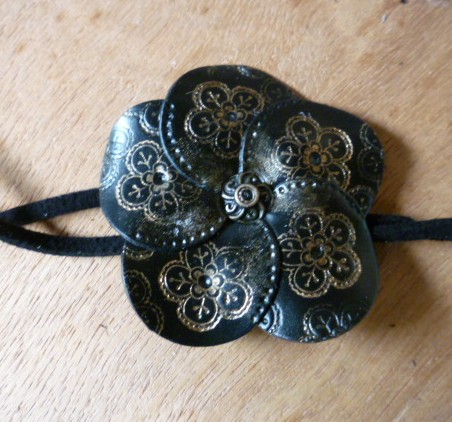 collier fleur noire motifs or