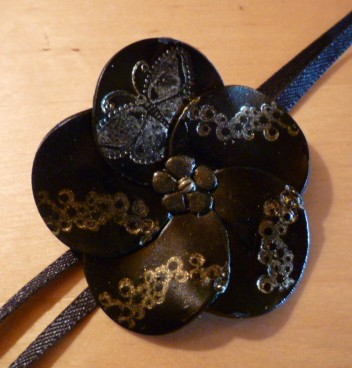 collier fleur noire et papillon or